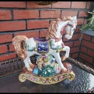 Enesco Music Box Christmas 2001 Ceramic Horse Statue Beautiful Holiday Figure